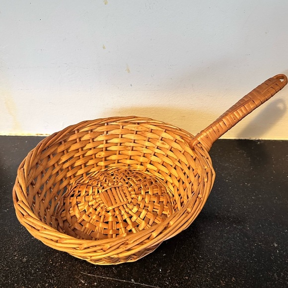 Vintage wicker offering basket - Picture 1 of 3